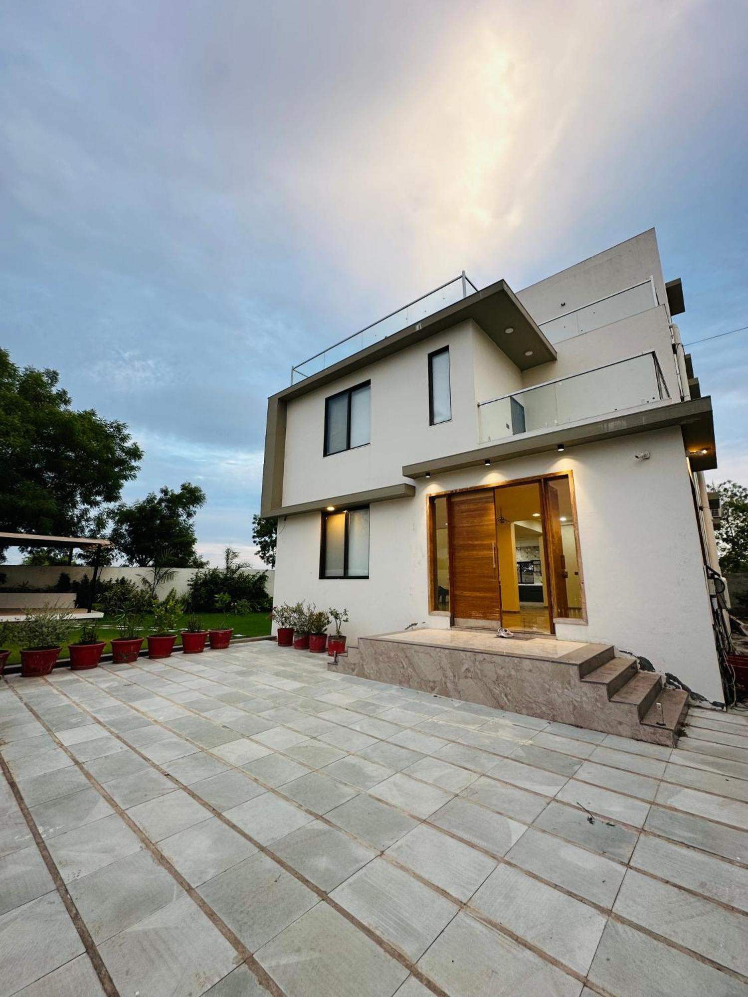 Villa Karmabhumi 1 à Sātej Extérieur photo